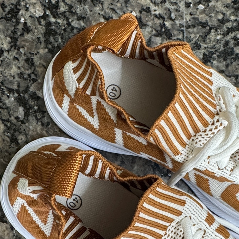 Women's Chevron Patterned Tan and White fashion Sneakers NWOT 8.5 - Picture 2 of 10